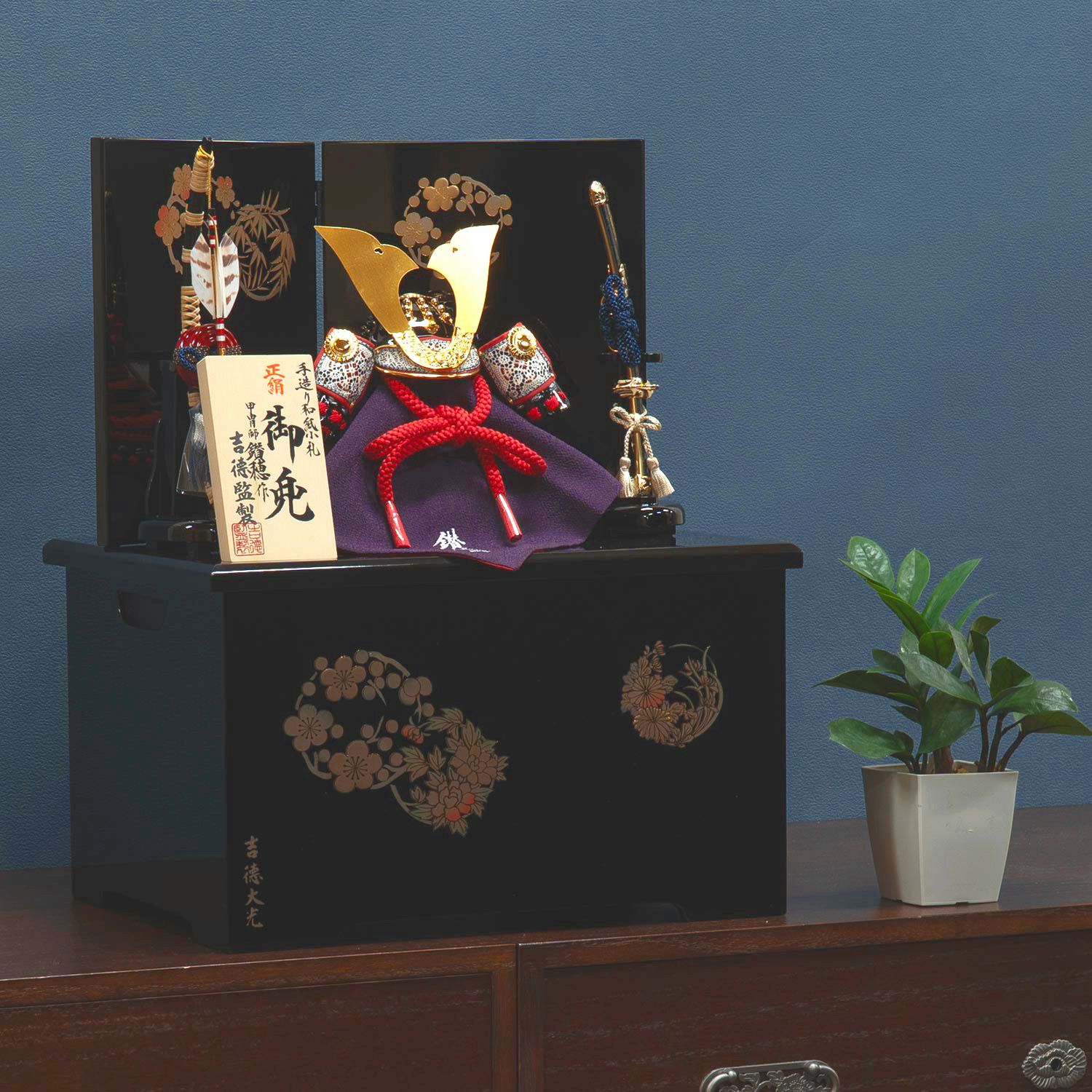 五月人形】正絹赤絲縅 和紙小札1/4兜収納箱飾り 小柴鑚穂作 | 雛人形