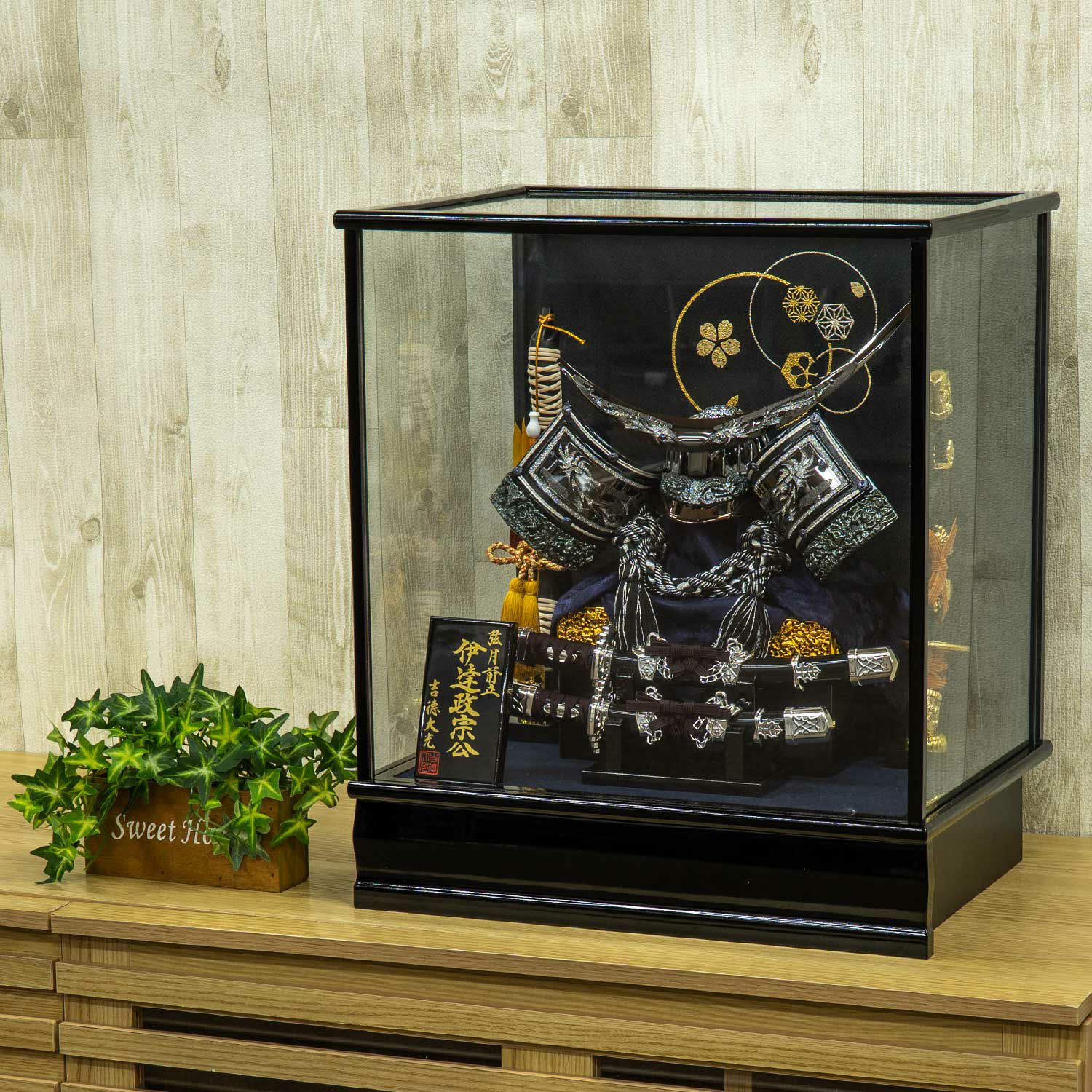 五月人形】兜8号ケース入り飾り | 雛人形（ひな人形）・五月人形の吉徳