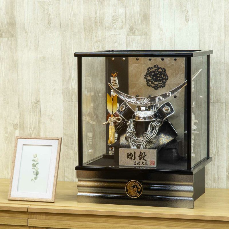 五月人形】兜10号 ケース入り飾り 剛毅 家紋付 | 雛人形